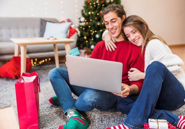 smiling-couple-with-laptop-floor_2
